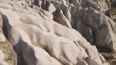 Bu video Türkiye 'nin Kapadokya kentinin 8K çözünürlükteki hava görüntüsünü gösteriyor.