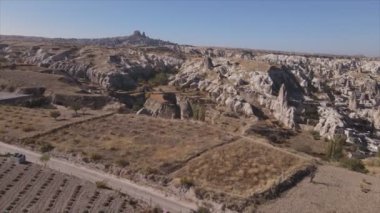 Bu video Türkiye 'nin Kapadokya kentinin 8K çözünürlükteki hava görüntüsünü gösteriyor.