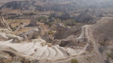 Bu video Türkiye 'nin Kapadokya kentinin 8K çözünürlükteki hava görüntüsünü gösteriyor.