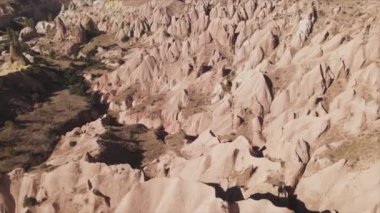 Bu video Türkiye 'nin Kapadokya kentinin 8K çözünürlükteki hava görüntüsünü gösteriyor.