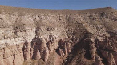 Bu video Türkiye 'nin Kapadokya kentinin 8K çözünürlükteki hava görüntüsünü gösteriyor.