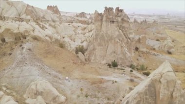 Bu video Türkiye 'nin Kapadokya kentinin 8K çözünürlükteki hava görüntüsünü gösteriyor.