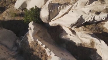 Bu video Türkiye 'nin Kapadokya kentinin 8K çözünürlükteki hava görüntüsünü gösteriyor.