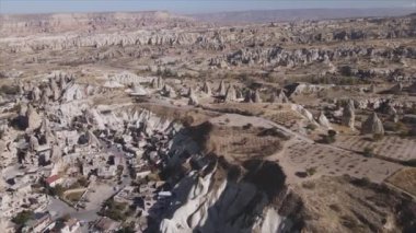 Bu video Türkiye 'nin Kapadokya kentinin 8K çözünürlükteki hava görüntüsünü gösteriyor.