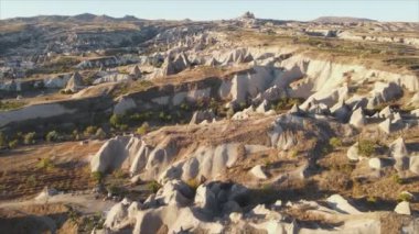 Bu video Türkiye 'nin Kapadokya kentinin 8K çözünürlükteki hava görüntüsünü gösteriyor.