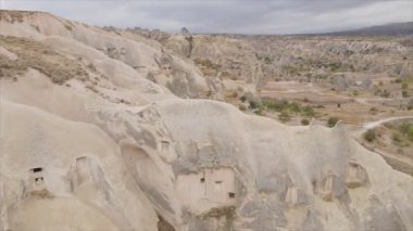 Bu video Türkiye 'nin Kapadokya kentinin 8K çözünürlükteki hava görüntüsünü gösteriyor.