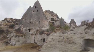 Bu video Türkiye 'nin Kapadokya kentinin 8K çözünürlükteki hava görüntüsünü gösteriyor.