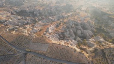 Bu video Türkiye 'nin Kapadokya kentinin 8K çözünürlükteki hava görüntüsünü gösteriyor.