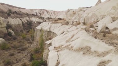 Bu video Türkiye 'nin Kapadokya kentinin 8K çözünürlükteki hava görüntüsünü gösteriyor.