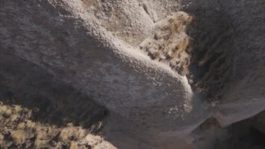 Bu video Türkiye 'nin Kapadokya kentinin 8K çözünürlükteki hava görüntüsünü gösteriyor.