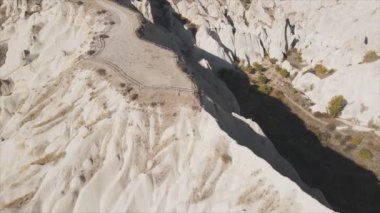 Bu video Türkiye 'nin Kapadokya kentinin 8K çözünürlükteki hava görüntüsünü gösteriyor.