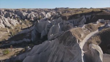 Bu video Türkiye 'nin Kapadokya kentinin 8K çözünürlükteki hava görüntüsünü gösteriyor.