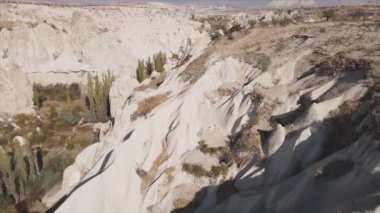 Bu video Türkiye 'nin Kapadokya kentinin 8K çözünürlükteki hava görüntüsünü gösteriyor.