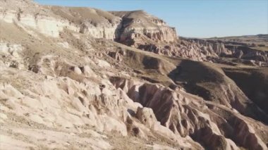 Bu video Türkiye 'nin Kapadokya kentinin 8K çözünürlükteki hava görüntüsünü gösteriyor.