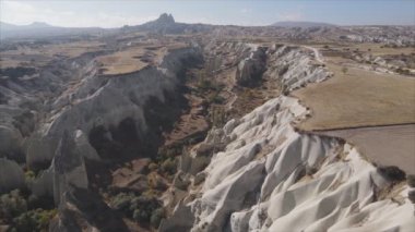 Bu video Türkiye 'nin Kapadokya kentinin 8K çözünürlükteki hava görüntüsünü gösteriyor.