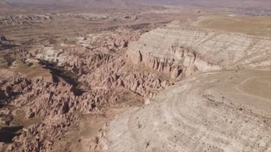 Bu video Türkiye 'nin Kapadokya kentinin 8K çözünürlükteki hava görüntüsünü gösteriyor.