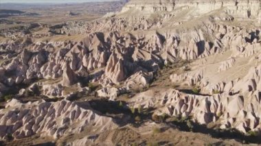 Bu video Türkiye 'nin Kapadokya kentinin 8K çözünürlükteki hava görüntüsünü gösteriyor.