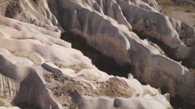 Bu video Türkiye 'nin Kapadokya kentinin 8K çözünürlükteki hava görüntüsünü gösteriyor.