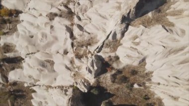 Bu video Türkiye 'nin Kapadokya kentinin 8K çözünürlükteki hava görüntüsünü gösteriyor.