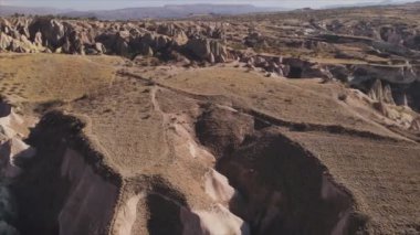 Bu video Türkiye 'nin Kapadokya kentinin 8K çözünürlükteki hava görüntüsünü gösteriyor.