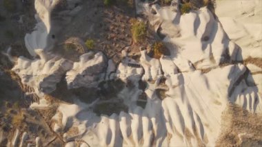 Bu video Türkiye 'nin Kapadokya kentinin 8K çözünürlükteki hava görüntüsünü gösteriyor.