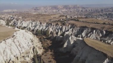 Bu video Türkiye 'nin Kapadokya kentinin 8K çözünürlükteki hava görüntüsünü gösteriyor.