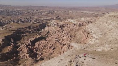 Bu video Türkiye 'nin Kapadokya kentinin 8K çözünürlükteki hava görüntüsünü gösteriyor.