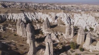 Bu video Türkiye 'nin Kapadokya kentinin 8K çözünürlükteki hava görüntüsünü gösteriyor.