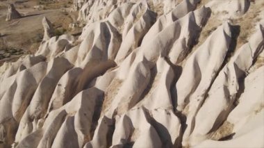 Bu video Türkiye 'nin Kapadokya kentinin 8K çözünürlükteki hava görüntüsünü gösteriyor.