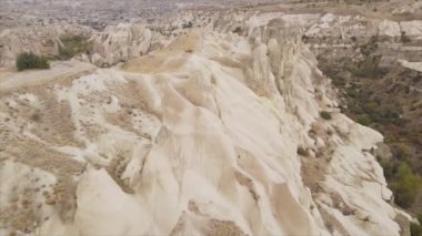 Bu video Türkiye 'nin Kapadokya kentinin 8K çözünürlükteki hava görüntüsünü gösteriyor.