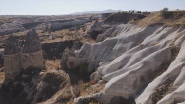 Bu video Türkiye 'nin Kapadokya kentinin 8K çözünürlükteki hava görüntüsünü gösteriyor.