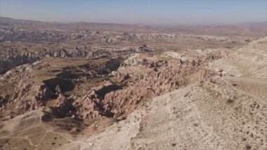 Bu video Türkiye 'nin Kapadokya kentinin 8K çözünürlükteki hava görüntüsünü gösteriyor.