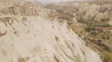 Bu video Türkiye 'nin Kapadokya kentinin 8K çözünürlükteki hava görüntüsünü gösteriyor.