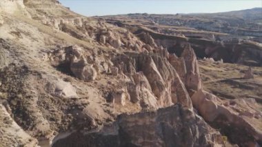 Bu video Türkiye 'nin Kapadokya kentinin 8K çözünürlükteki hava görüntüsünü gösteriyor.