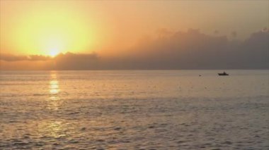 Bu stok görüntüler Türkiye 'de güneşin denizden geçişini 8K çözünürlükte gösteriyor