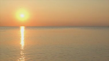Bu stok görüntüler Türkiye 'de güneşin denizden geçişini 8K çözünürlükte gösteriyor