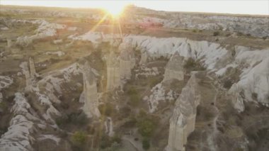Bu stok videosu, 8 bin çözünürlükte Goreme, Kapadokya, Türkiye 'de güneşin doğuşunu gösteriyor.