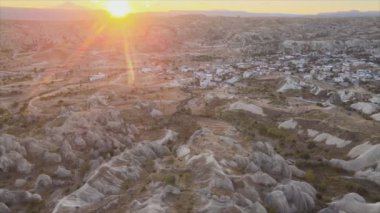 Bu stok videosu, 8 bin çözünürlükte Goreme, Kapadokya, Türkiye 'de güneşin doğuşunu gösteriyor.