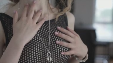 Bu video, seksi iç çamaşırlı güzel bir kadını 8K çözünürlükte gösteriyor.