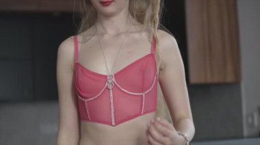 Bu video, seksi iç çamaşırlı güzel bir kadını 8K çözünürlükte gösteriyor.