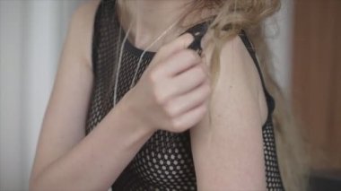 Bu video, seksi iç çamaşırlı güzel bir kadını 8K çözünürlükte gösteriyor.