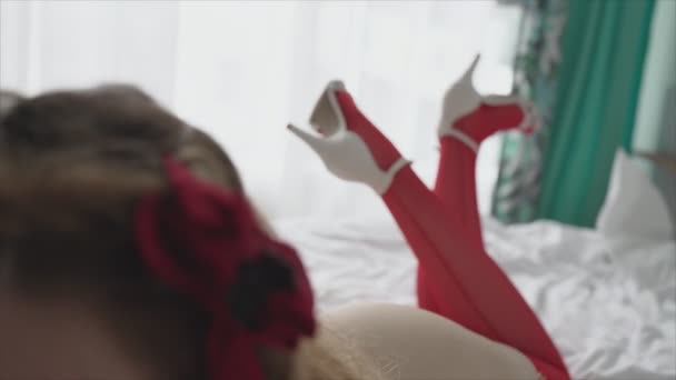 このストックビデオは 8K解像度でセクシーなランジェリーの美しい女性を示しています — ストック動画