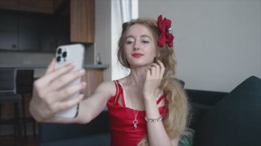 Bu video genç bir kızın 8K çözünürlükte telefonuyla selfie çektiğini gösteriyor.