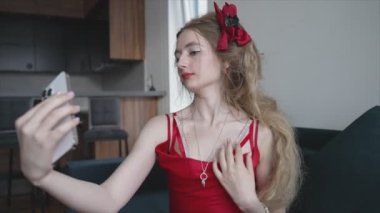 Bu video genç bir kızın 8K çözünürlükte telefonuyla selfie çektiğini gösteriyor.