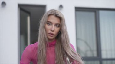Bu video seksi erotik iç çamaşırlı güzel bir kızı gösteriyor. Yavaş çekimde 8K çözünürlükte.