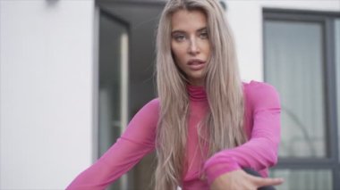 Bu video seksi erotik iç çamaşırlı güzel bir kızı gösteriyor. Yavaş çekimde 8K çözünürlükte.