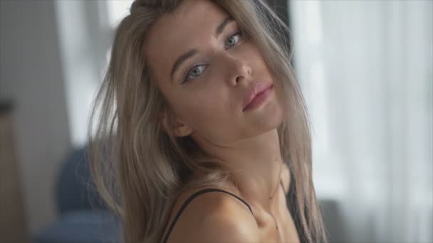 비디오는 해상도로 에로틱 란제리를 동작을 아름다운 소녀를 줍니다 — 비디오