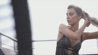 Bu video seksi erotik iç çamaşırlı güzel bir kızı gösteriyor. Yavaş çekimde 8K çözünürlükte.