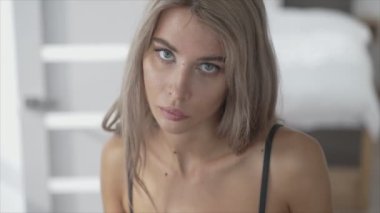 Bu video seksi erotik iç çamaşırlı güzel bir kızı gösteriyor. Yavaş çekimde 8K çözünürlükte.