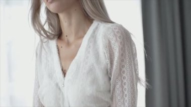 Bu video seksi erotik iç çamaşırlı güzel bir kızı gösteriyor. Yavaş çekimde 8K çözünürlükte.